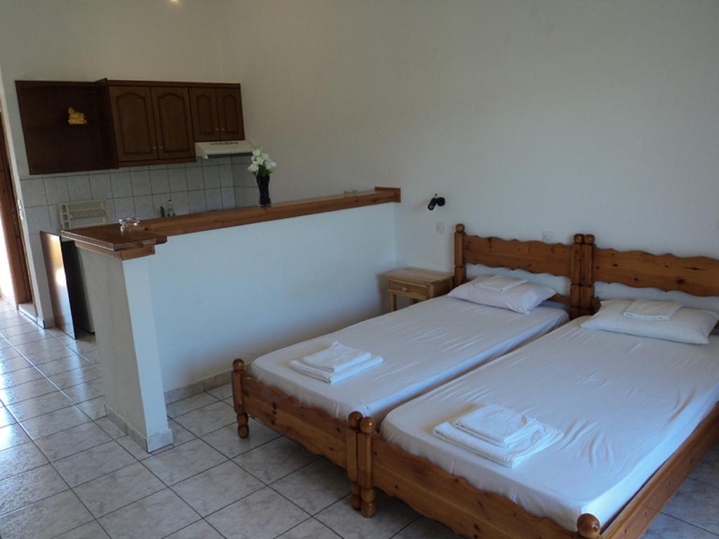 Faethon Aparthotel Karousadhes  Quarto foto