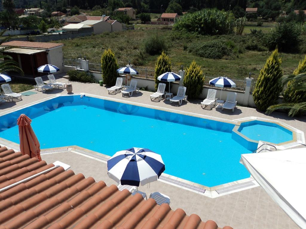 Faethon Aparthotel Karousadhes  Quarto foto
