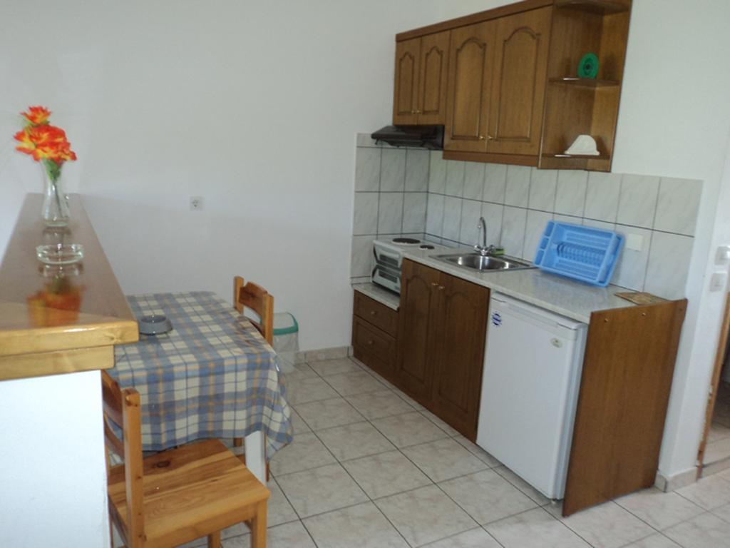 Faethon Aparthotel Karousadhes  Quarto foto