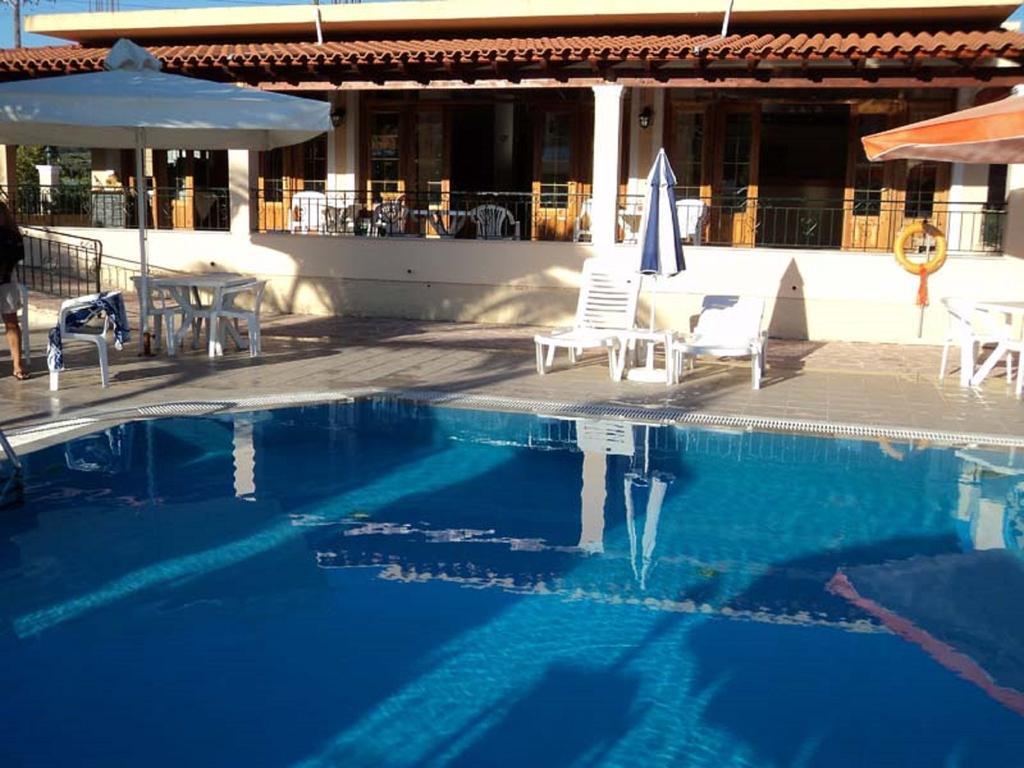 Faethon Aparthotel Karousadhes  Quarto foto